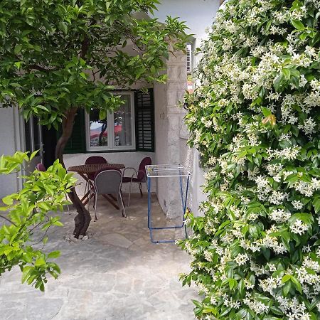 Harbour-Side Apartment With Beautiful Terrace Podgora Bagian luar foto