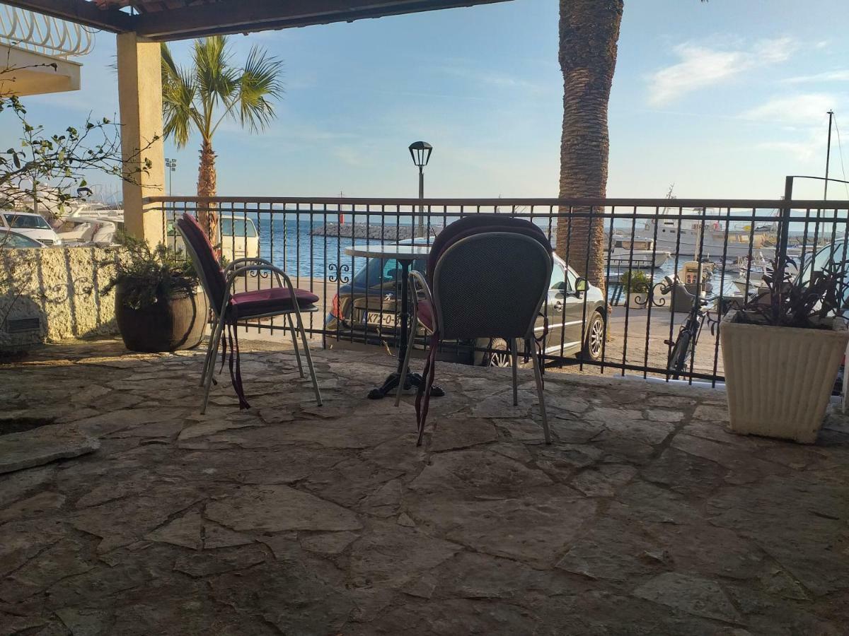 Harbour-Side Apartment With Beautiful Terrace Podgora Bagian luar foto